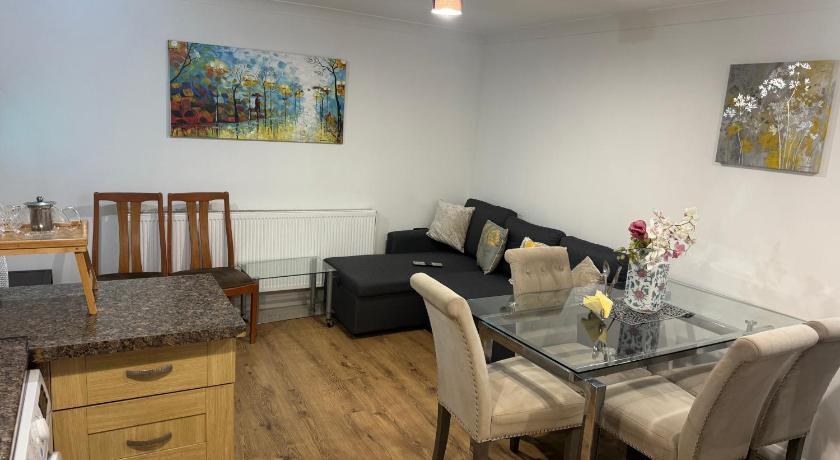 City Chic 2 Bedroom Duplex flat North West London