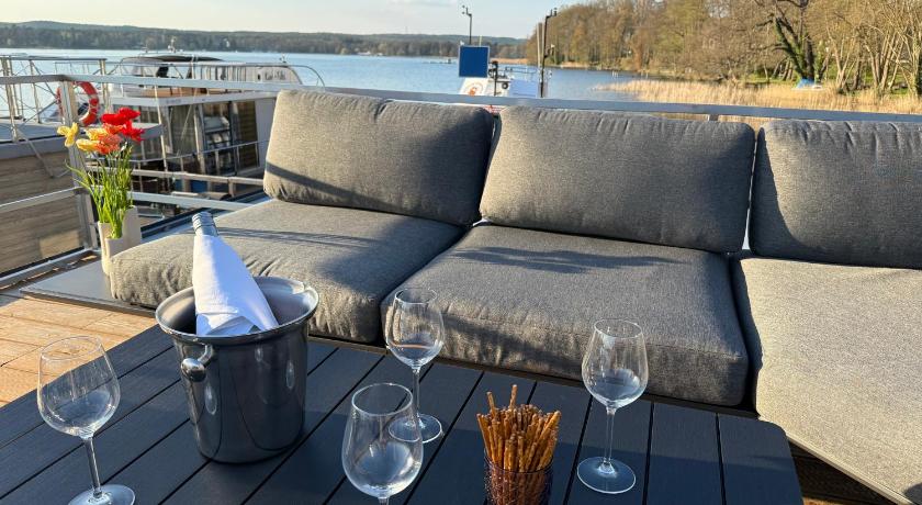 TraumZeitBoot Helmut - exklusiver Festlieger in perfekter Lage am Scharmützelsee Bad Saarow