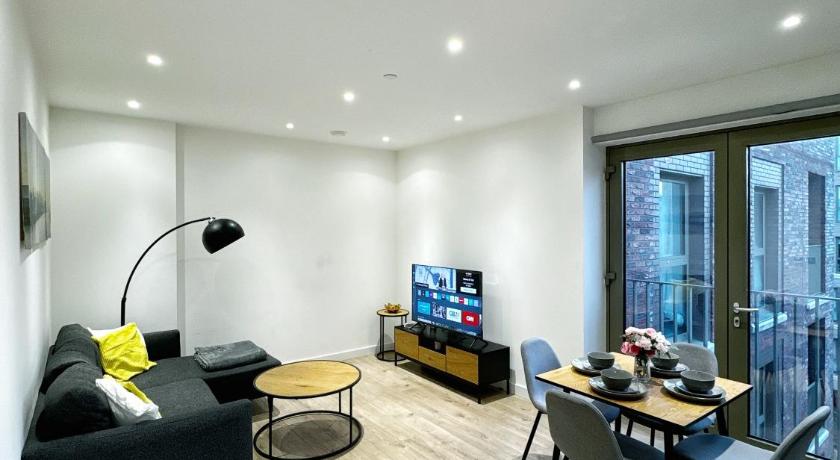 Stylish 2BR Apartment with Balcony & Views