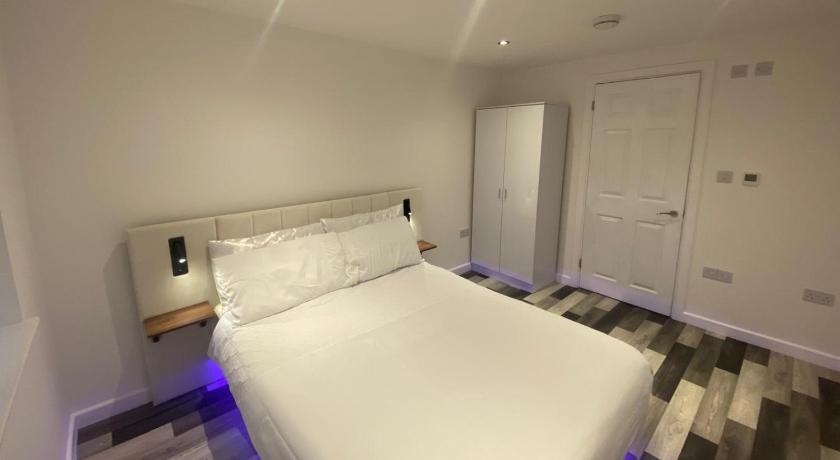 Spacious 1-Bed Apartment - Sleeps 2 & Parking