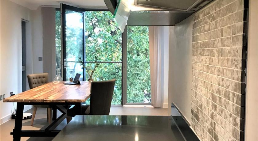 Lovely Room in Modern Apartment London