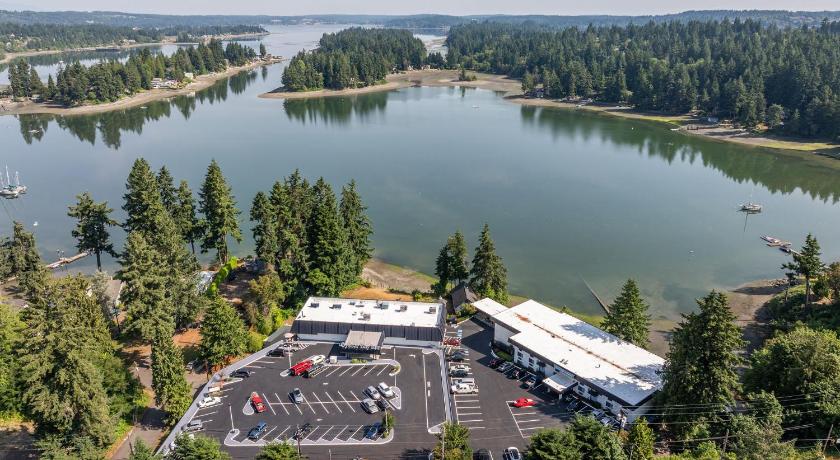Oyster Bay Inn & Suites