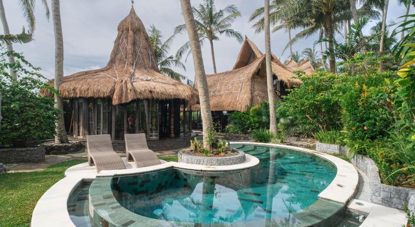 Authentic beachfront Villa Owl