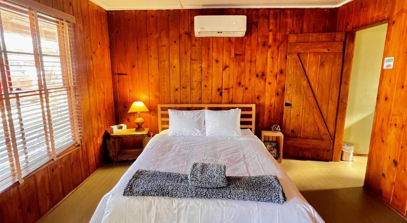 Room 5 - Downtown Joshua Tree Motel - Pet Friendly - Walk to Shops & Visitor Center, Minutes to Park