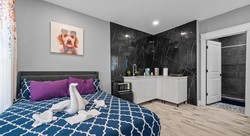 King Bed & Spacious Hideaway for One or Two