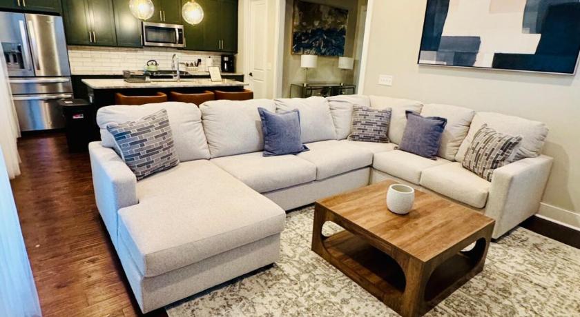 Bright & Spacious 5 min downtown