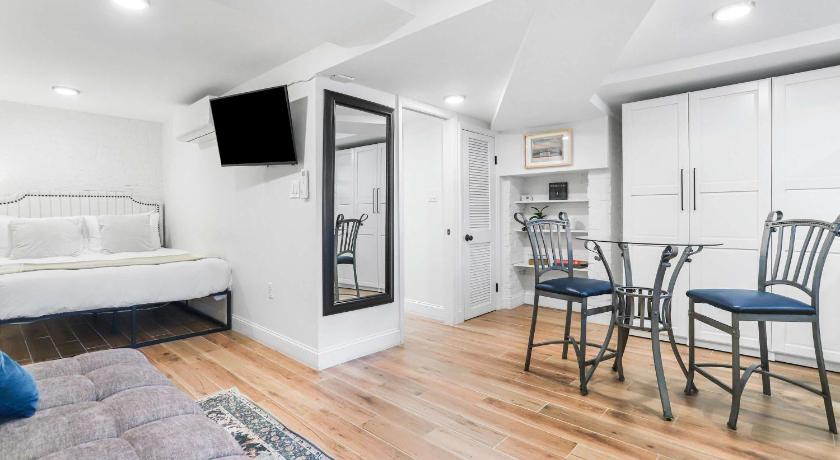 Sojourn Charming Lower Level Studio - Capitol Hill