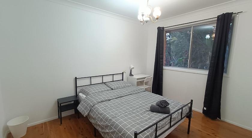 Cozy Queen Room - Spacious House - Convenient Location - NC5