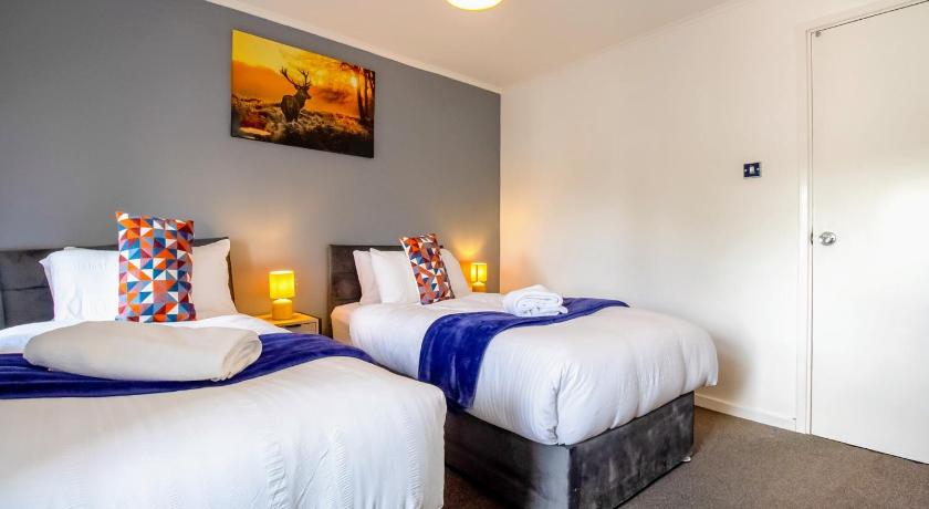 The Randolph 3-Bed Corporate Apartment MK9 Long-Stay Contractor Friendly Free Parking & High-Speed W