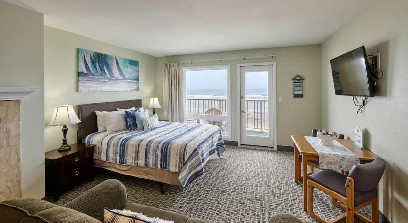 Fireplace Studio - Ground Level - Beach Access - Pool & Hot Tub