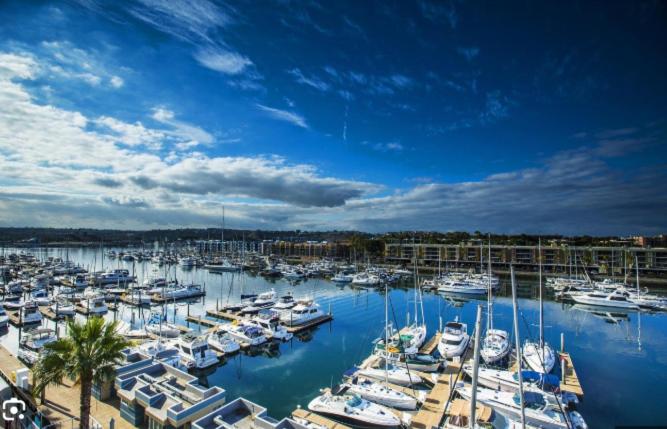 Marina Escape 2BR Townhouse with FREE PARKING