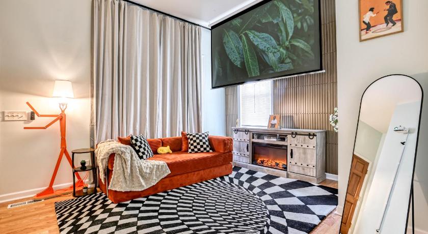 Monthly Stays! - Stylish Home Near DT & River St - 2 King Beds - Massage Chair - Games