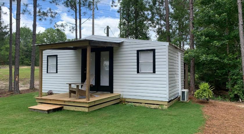 Modern tiny house -hidden away just outside of town