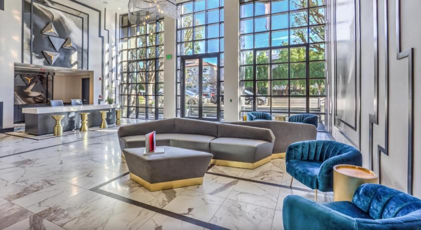 The Sherman Luxe 2 Bed Apt with FREE PARKING