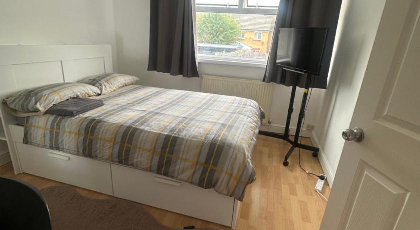 Double Room in a 3-bed house