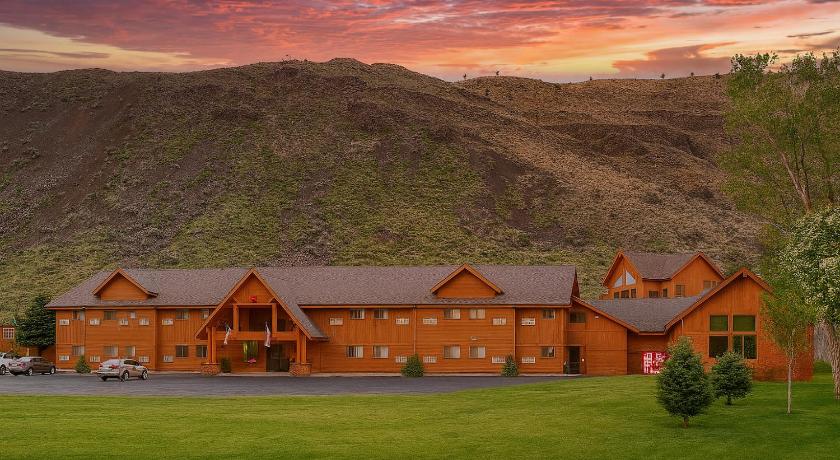 Yellowstone Village Inn and Suites