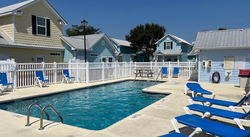 Cheerful 3-br cottage with pool, 2 blocks to beach, free parking