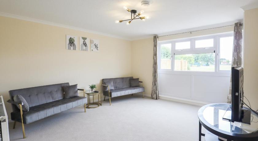 3 Bed House Sleeps 6 In Calne