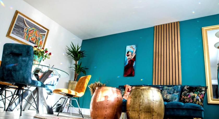 Luxury Art Gallery Apartment 1 Near River & Free Parking