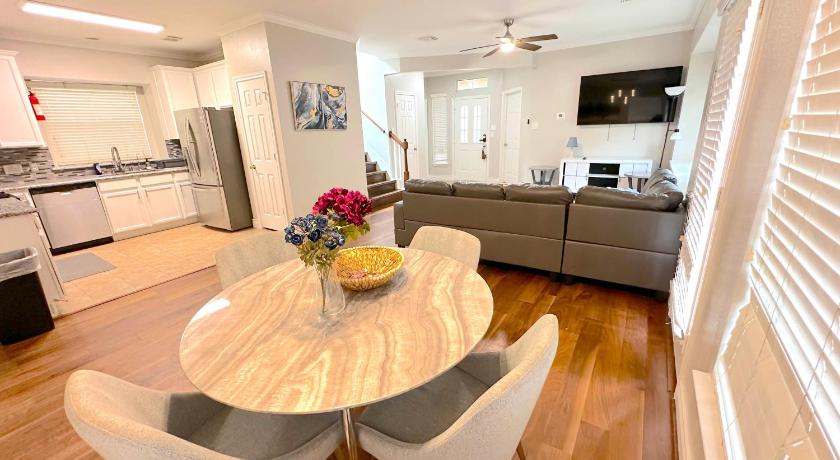 Spacious 5bed Houston Retreat Home