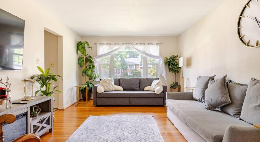 3BR Home - Free Parking-WiFi Kitchen Laundry-Kids Friendly-Near DC & Downtown & Metro-Patio & Deck