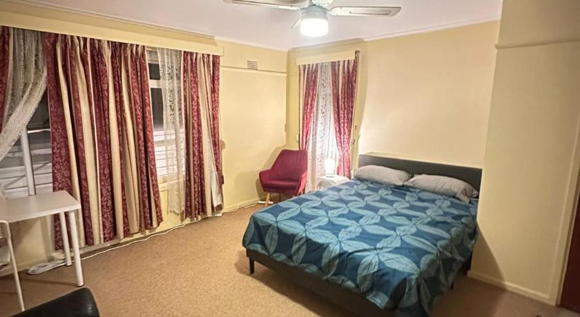 Spacious Queen Room in Comfortable Home - KV7