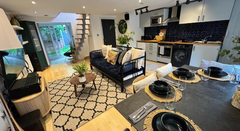 Cozy Cottage Coventry self check-in after 3pm, Pets Friendly