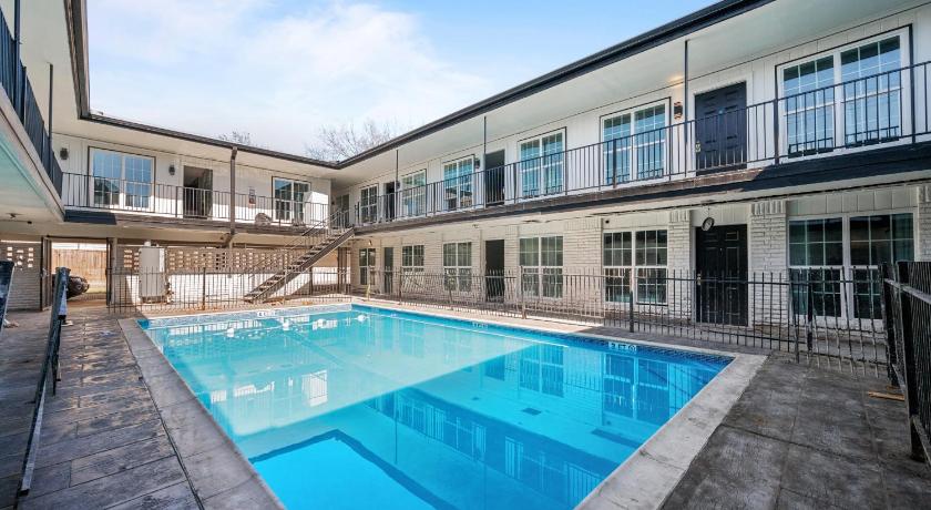 Bright and Airy 2BR with King Bed Free Parking and Pool