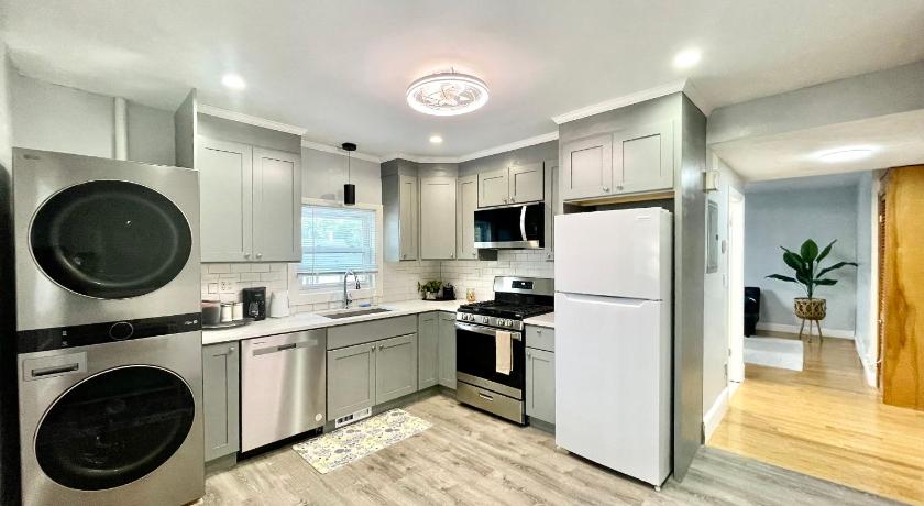 Cozy 3-Beds in 2-Bedrooms Apartment Near Quincy Adams