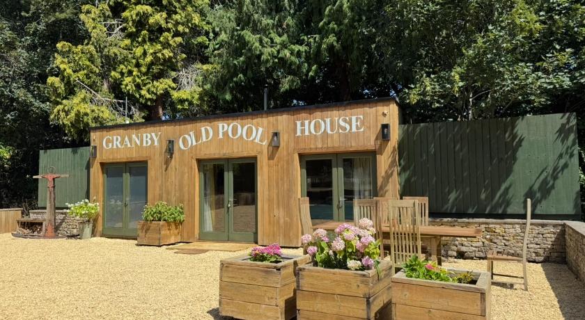 The Old Pool House, Stylish Large Studio in Private Country Estate with Air Con