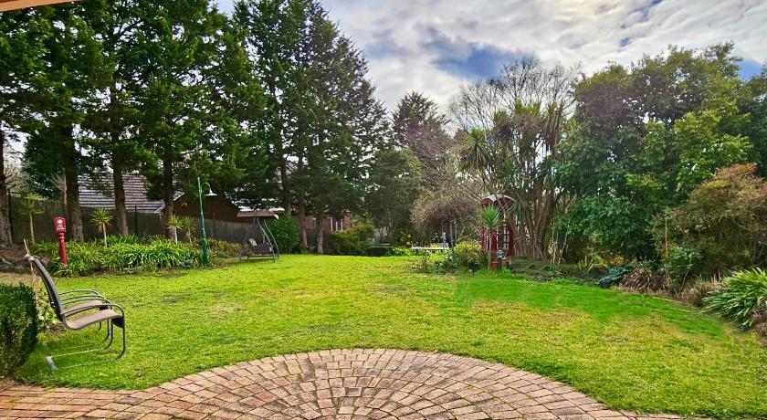 Maggie's Guesthouse - large property with pool, billiards, tennis court, BBQ & more