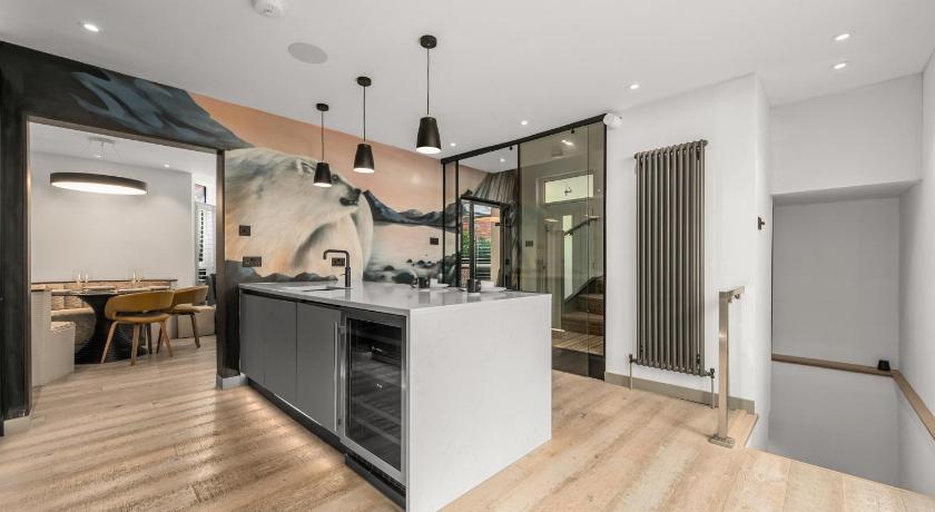 West Didsbury Retreat l Cinema l Sleeps 8