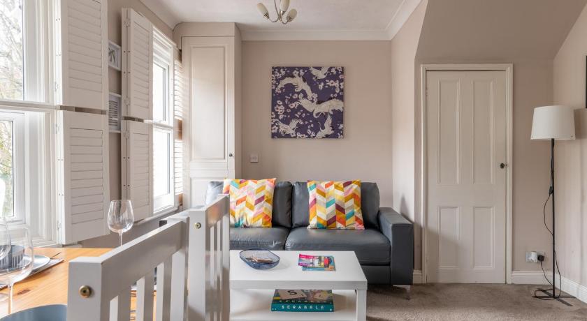 Gorgeous 2-Bed Located in Quiet Area with Nearby Stations