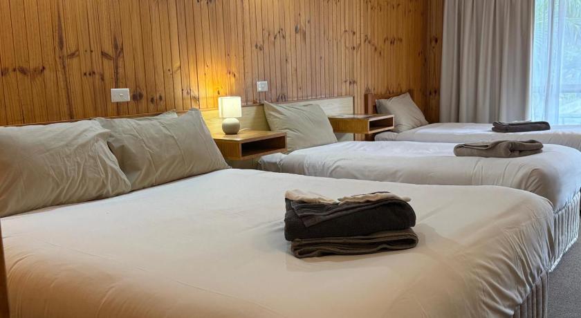 Country Roads Motor Inn
