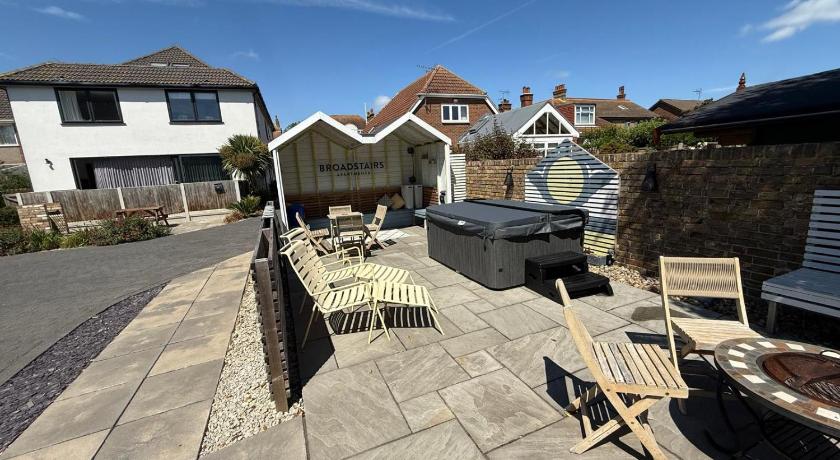 Broadstairs Apartments with luxurious 4-person communal hot tub