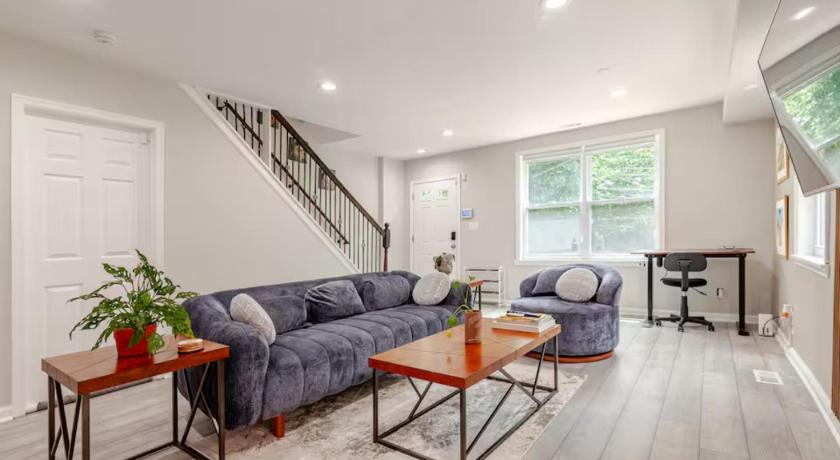 Stylish 3BR Townhouse with Backyard,and Easy Parking