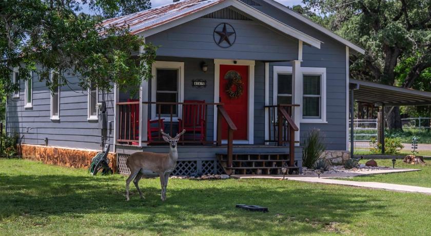 Bandera Bungalow - River, Downtown, Peaceful fenced corner lot! King bed!