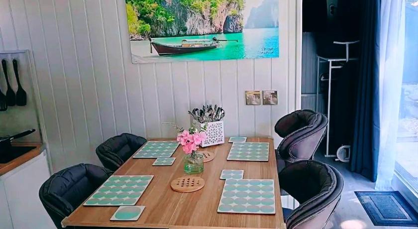 Independent Guesthouse, 2-BEDROOMS, SLEEP up to 4, AIR-CONDITIONING, Private entrance, Only 1 bookin