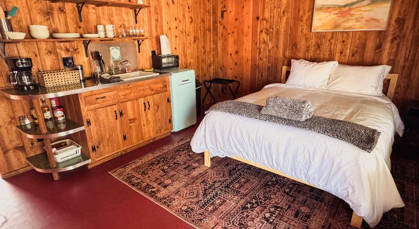 Room 2 - Downtown Joshua Tree Motel - Pet Friendly - Walk to Shops & Visitor Center, Minutes to Park