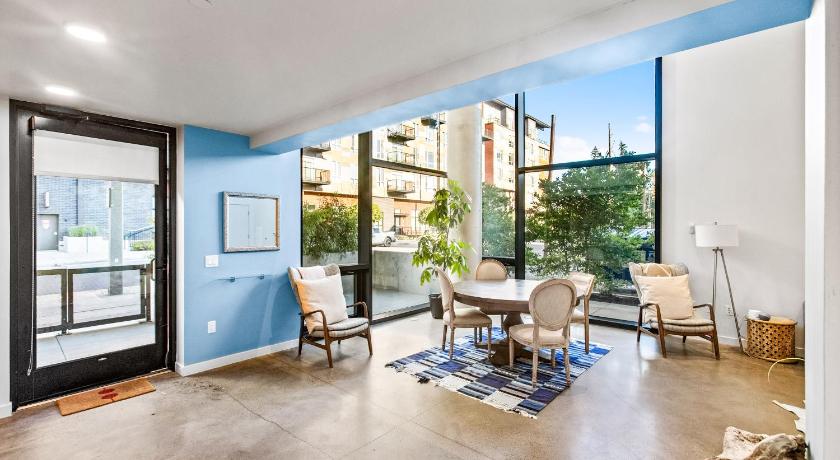 Airy and Open Corner Loft - 92 Walkscore