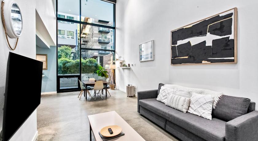 Open Loft in Redmond Core - 92 Walkscore!