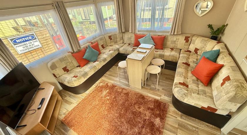 Deluxe Delta 4-Bedroom Caravan Located at Maryville Caravan Site Uddingston, Glasgow