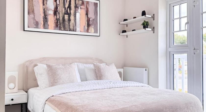 Stylish 4BR Apt Serene and Central