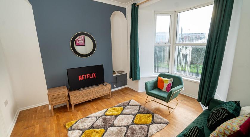 Stylish 3-Bed Swansea Home with WiFi & Kitchen