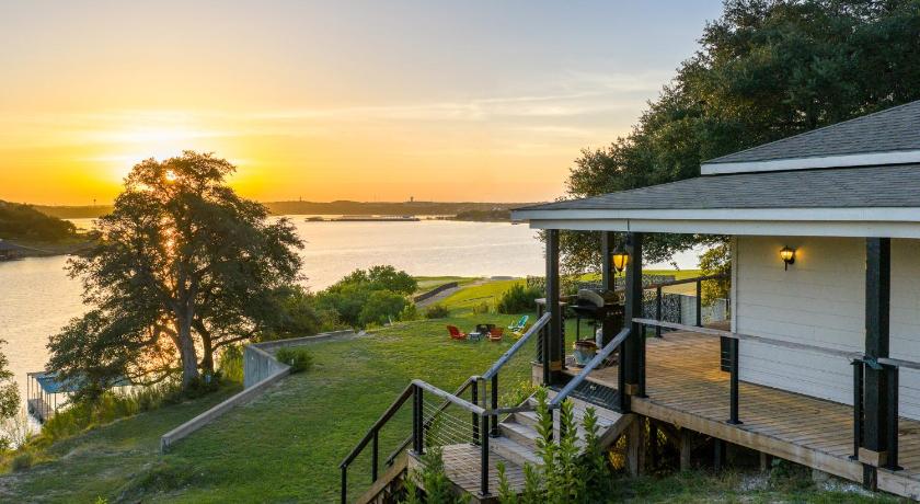Lake Travis Lakefront Retreat - Hot tub - Boat Ramp - Lakeside Parks