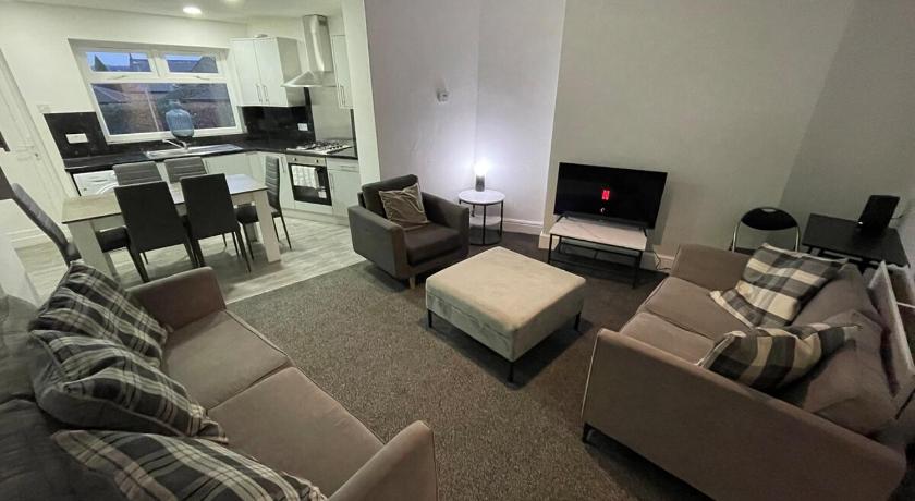 Modern Five Bed Long Stays and Contractors Welcome