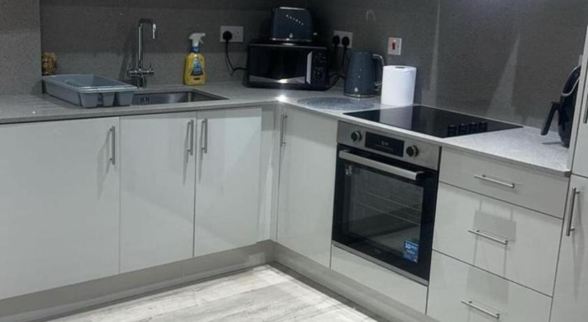 Modern Studio Near Heathrow, Tube and Hounslow High Street