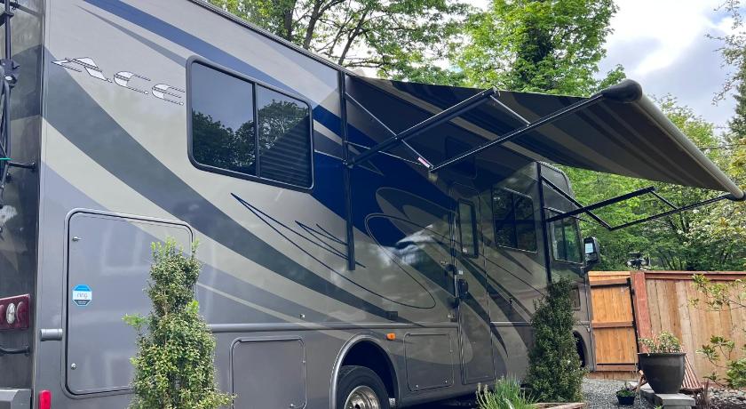 Quiet Peaceful Backyard Class-A RV Near Airport