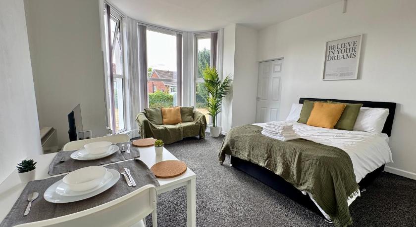 THE SPRINGFIELD SUITE - ONE BEDROOM APARTMENT - KIDDERMINSTER CENTRAL - SLEEPS 3 GUESTS - PARKING IN