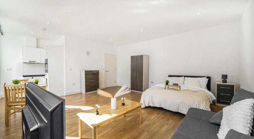 Belgravia Apartments - Spacious Private Studio 89 with parking